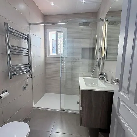 Modern With Sea View Close To The Center 아파트