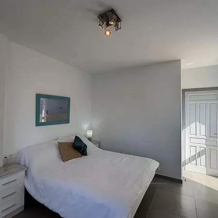 Modern With Sea View Close To The Center 아파트 *
